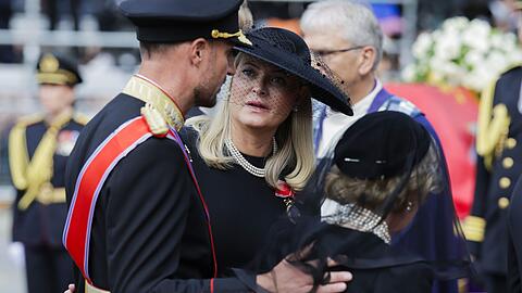 Haakon zusammen mit Mette-Marit und Sonja.