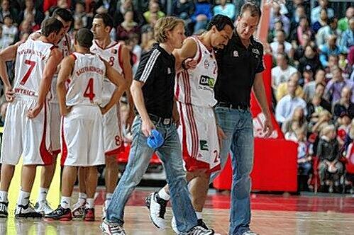 Demond Greene wird von den Bayern-Ärzten vom Platz geführt.