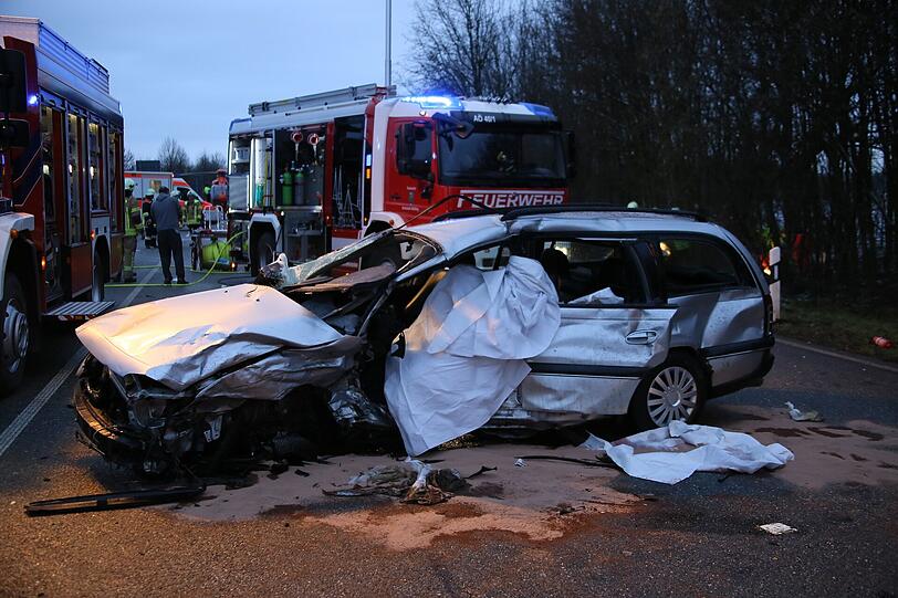 Schwerer Verkehrsunfall bei Altötting: eine Persone wurde getötet, vier weitere schwer Verletzt!