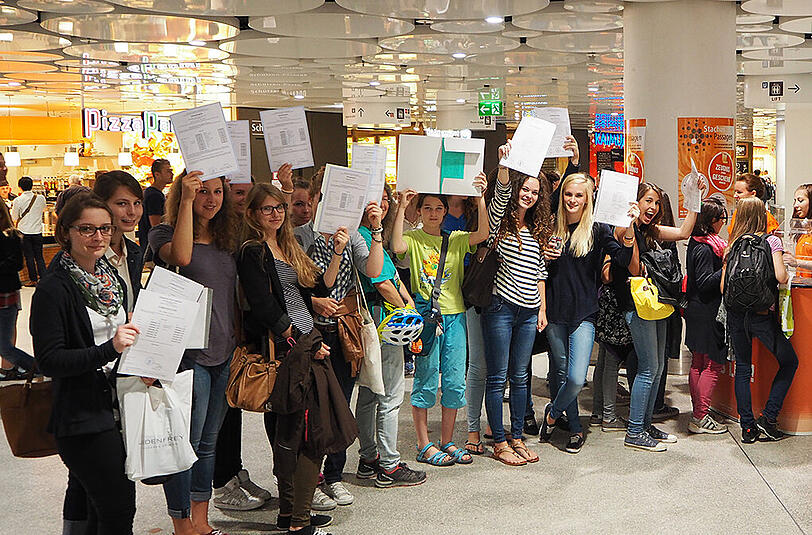 Das Bild zeigt Schülerinnen beim letztjährigen Zeugnistag in den Stachus Passagen. Dieses Jahr findet er am 31. Juli, von 11 bis 13 Uhr, statt.