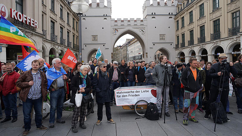 Bilder vom Ostermarsch 2017 in München. Die Auftaktveranstaltung fand am Stachus statt.