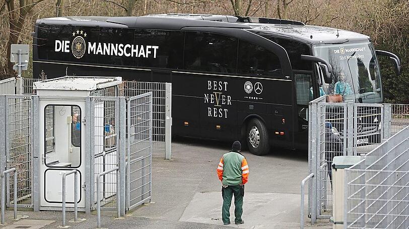 "Best neVer Rest": Das WM-Motto auf dem Mannschaftsbus der deutschen Nationalmannschaft. Rechts: Bundestrainer Joachim Löw im Training.