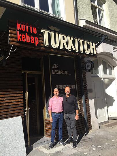 Vor der neuen Filiale (v.r.): Hayri Onbasi mit Geschäftspartner Dave.