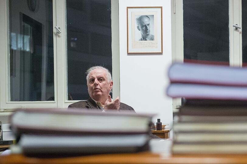 Daniel Barenboim in seinem Berliner Büro vor einem Porträt seines Vorbilds Wilhelm Furtwängler.