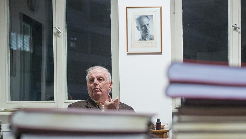 Daniel Barenboim in seinem Berliner Büro vor einem Porträt seines Vorbilds Wilhelm Furtwängler. Daniel Barenboim in seinem Berliner Büro vor einem Porträt seines Vorbilds Wilhelm Furtwängler.