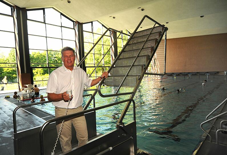 Wirtschaftsreferent Dieter Reiter macht's vor: Einfach aus Knöpfchen drücken und schon schwebt die Treppe ins Wasser.