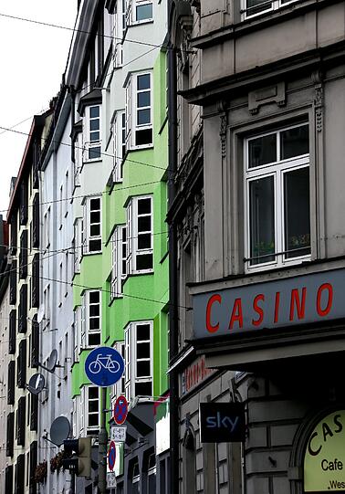 ...neben einem nicht mehr ganz taufrisch wirkenden Casino. Inzwischen ist...
