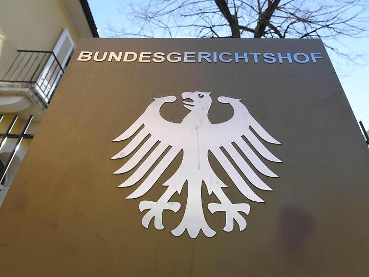 Außenaufnahme des Bundesgerichtshofs mit einem Hinweisschild mit Bundesadler und dem Schriftzug Bundesgerichtshof. Foto: Uli Deck/Archivbild