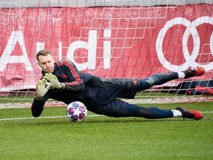 FC Bayern-Torwart Manuel Neuer hält den Ball im Training. Foto: Matthias Balk/dpa/Archivbild