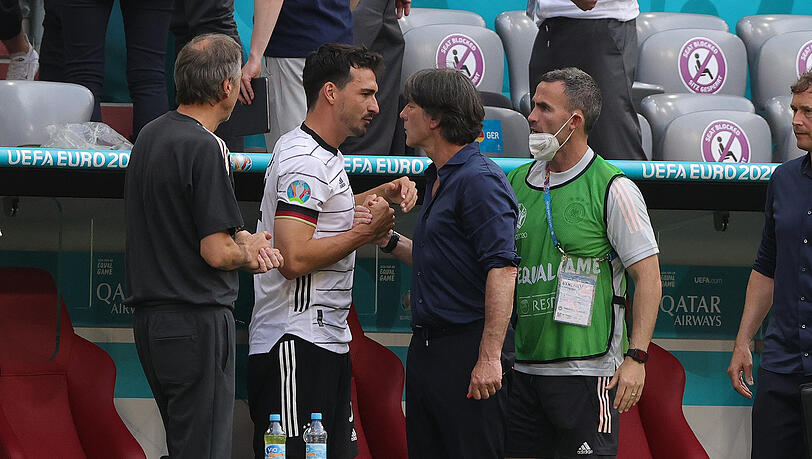 Servus, Jogi! Mats Hummels könnte den Noch-Bundestrainer Joachim Löw beim DFB überleben. Servus, Jogi! Mats Hummels könnte den Noch-Bundestrainer Joachim Löw beim DFB überleben.