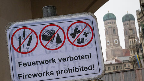 Die Stadt richtet eine neue Feuerwerksverbotszone ein, die Schl&ouml;sserverwaltung setzt einen Sicherheitsdienst ein, und die &Ouml;DP stellt f&uuml;r das kommende Jahr weitere Forderungen.