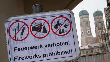Die Stadt richtet eine neue Feuerwerksverbotszone ein, die Schl&ouml;sserverwaltung setzt einen Sicherheitsdienst ein, und die &Ouml;DP stellt f&uuml;r das kommende Jahr weitere Forderungen.