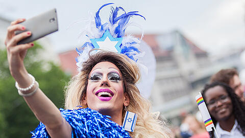 Christopher Street Day 2015 in Berlin: Ein Teilnehmer macht ein Selfie.