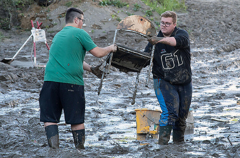 Aufräumen nach dem Hochwasser: Nasser Müll, Schlamm und Wasser soweit das Auge reicht. Die Bilder aus Simbach am Inn, Triftern und weiteren Gemeinden.