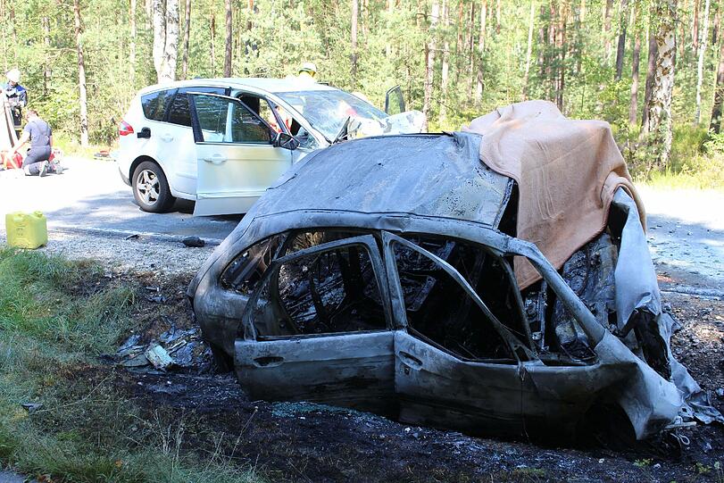 Das Geschlecht der Person am Steuer des ersten Wagens war zunächst ebenso unklar wie die Identitäten der weiteren Beteiligten.