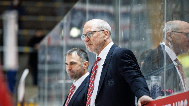 EHC-Coach Don Jackson steht mit seiner Mannschaft im Viertelfinale.