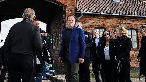 Arnold Schwarzenegger bei seinem Besuch in Auschwitz.