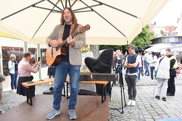 Wahlkampf mit Gitarre: Mit zahlreichen Auftritten geht SPD-Stadtrat Roland Hefter auf Stimmenfang.