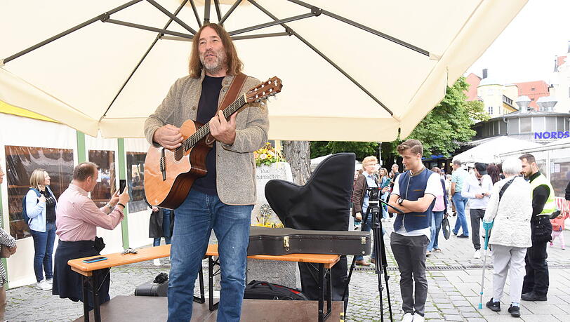 Wahlkampf mit Gitarre: Mit zahlreichen Auftritten geht SPD-Stadtrat Roland Hefter auf Stimmenfang. Wahlkampf mit Gitarre: Mit zahlreichen Auftritten geht SPD-Stadtrat Roland Hefter auf Stimmenfang.