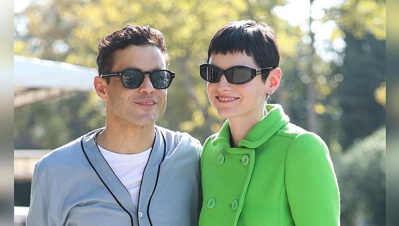 Rami Malek und Emma Corrin hielten ihr Privatleben weitgehend aus der Öffentlichkeit heraus, zeigten sich jedoch auch innig auf roten Teppichen. Hier 2024 in Venedig.