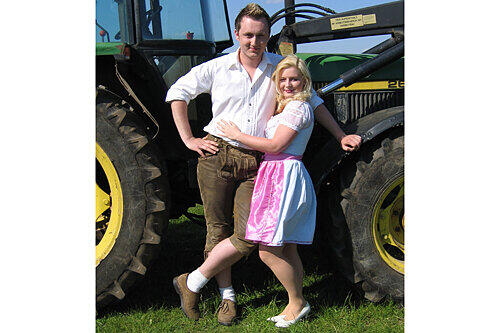 Erkrankte im Mai 2008 an FSME: Florian Gassner (25) - hier mit seiner Freundin. Er hat einen langen Klinikaufenthalt hinter sich.