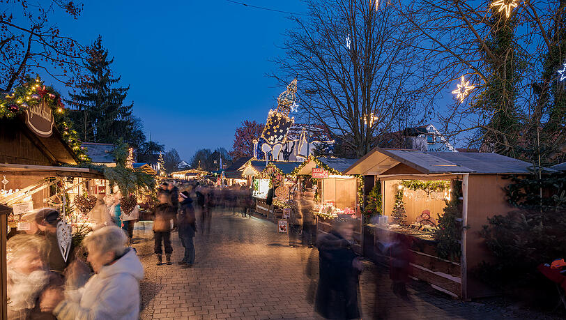 Kunsthandwerkerinnen und Kunsthandwerker öffnen ihre Stände und laden zum gemütlichen Bummel zwischen Glühwein, Punsch, Waffeln und regionalen Schmankerln ein. Kunsthandwerkerinnen und Kunsthandwerker öffnen ihre Stände und laden zum gemütlichen Bummel zwischen Glühwein, Punsch, Waffeln und regionalen Schmankerln ein.