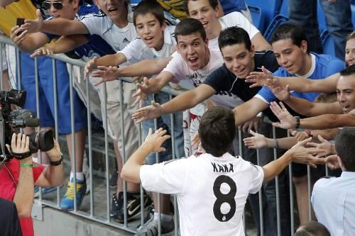Schon Liebling der Real-Fans: Kaka, der die Nummer "8" trägt.