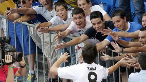 Schon Liebling der Real-Fans: Kaka, der die Nummer "8" trägt. Schon Liebling der Real-Fans: Kaka, der die Nummer "8" trägt.