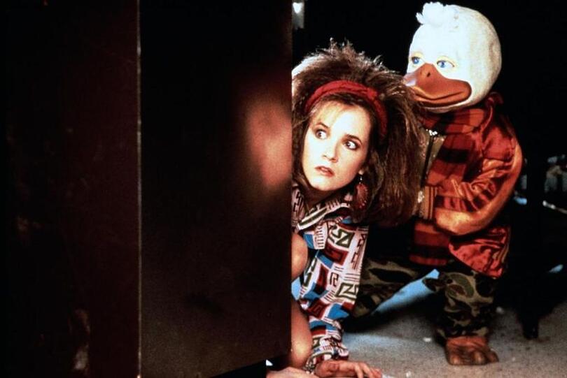 Enterich Howard landet durch ein missglücktes Experiment auf der Erde und kämpft an der Seite der Rocksängerin Beverly (Lea Thompson) gegen eine außerirdische Bedrohung. Enterich Howard landet durch ein missglücktes Experiment auf der Erde und kämpft an der Seite der Rocksängerin Beverly (Lea Thompson) gegen eine außerirdische Bedrohung.
