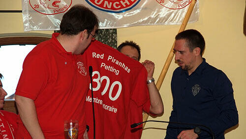 Mitten unter den Fans: Bayerns Franck Ribéry in Petting. Der Franzose soll am Mittwoch wieder mit der Mannschaft trainieren, womöglich am Samstag gegen Hertha dabei sein. Mitten unter den Fans: Bayerns Franck Ribéry in Petting. Der Franzose soll am Mittwoch wieder mit der Mannschaft trainieren, womöglich am Samstag gegen Hertha dabei sein.