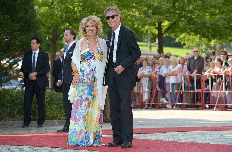 ...und Schauspielkollegin Michaela May bunt gemustert erschienen,...