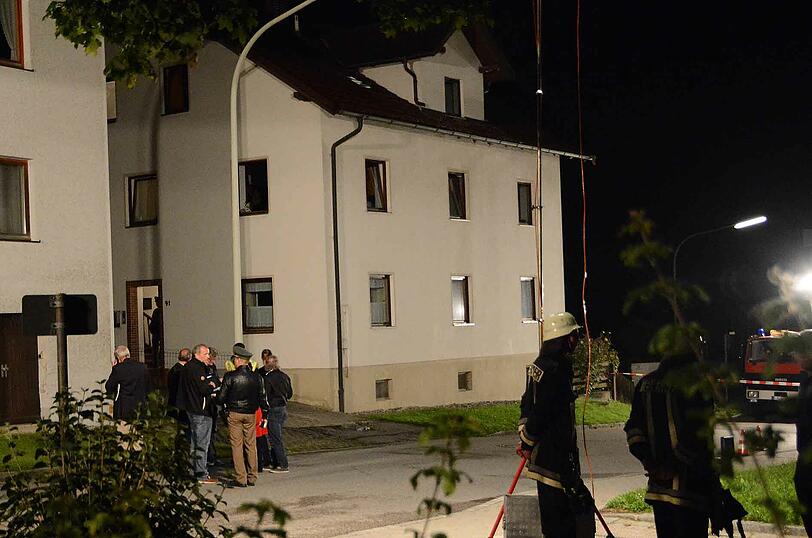 In einem Wohnhaus gegenüber des Veldener Rathauses sind am Montagabend mehrere Schüsse gefallen. Die Einsatzkräfte sichern den Tatort.