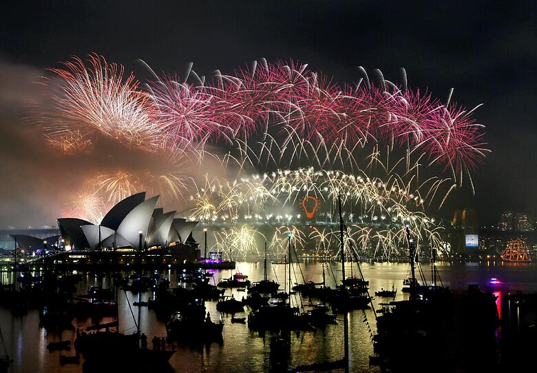 In Sydney wird das neue Jahr mit einem Mega-Feuerwerk über dem Opernhaus und der Harbour Bridge begrüßt