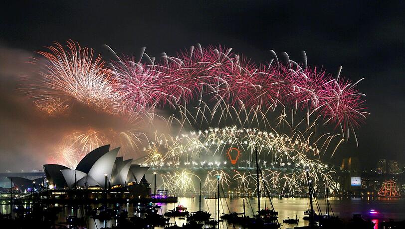 In Sydney wird das neue Jahr mit einem Mega-Feuerwerk über dem Opernhaus und der Harbour Bridge begrüßt In Sydney wird das neue Jahr mit einem Mega-Feuerwerk über dem Opernhaus und der Harbour Bridge begrüßt