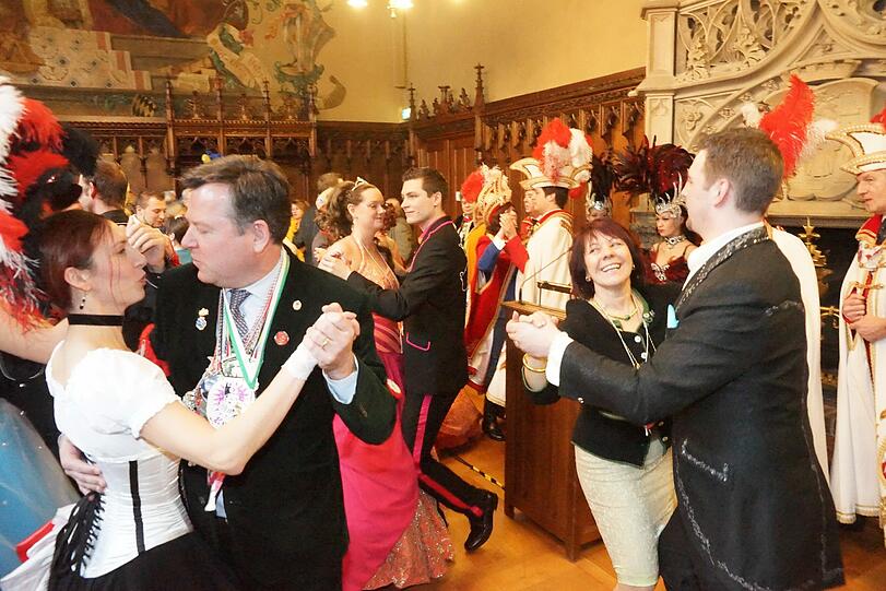 Seppi Schmid begrüßte am Freitag Faschingspaare im kleinen Sitzungsaal des Rathauses.