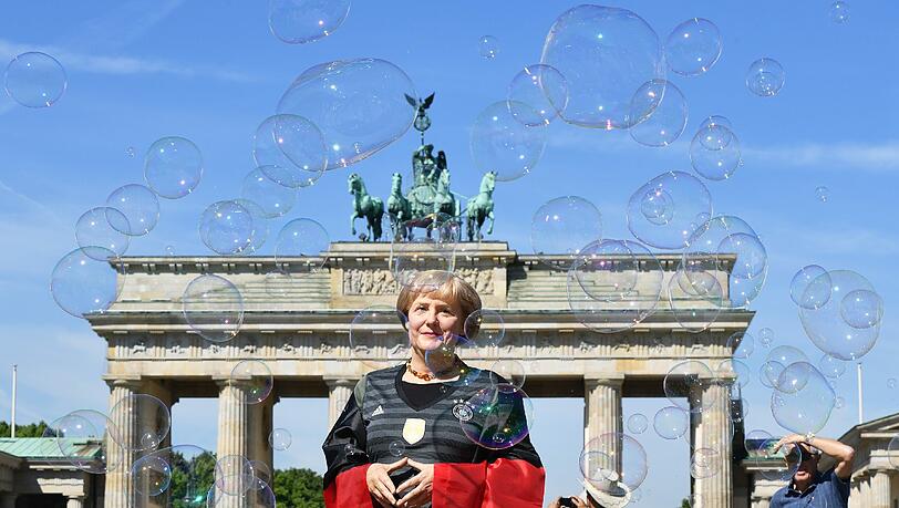 Angela Merkel im Deutschlandtrikot vor dem Brandenburger Tor - leider nur als Wachsfigur. Die Bilder! Angela Merkel im Deutschlandtrikot vor dem Brandenburger Tor - leider nur als Wachsfigur. Die Bilder!