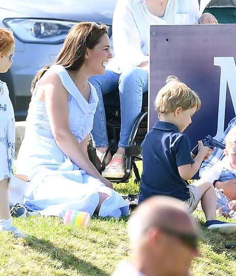 Mama Kate duldet es: Prinz George spielt mit einer Plastik-Pistole.