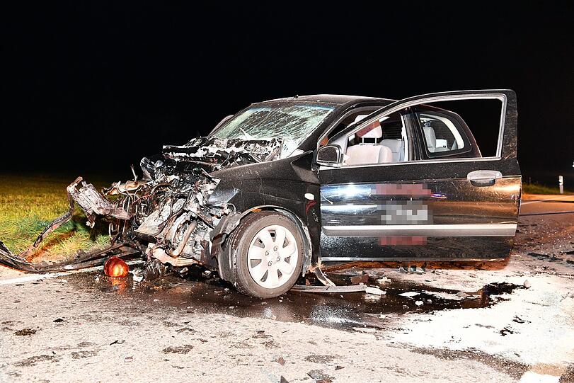 Ersthelfer am Unfallort borgten den schwerverletzten Fahrer.