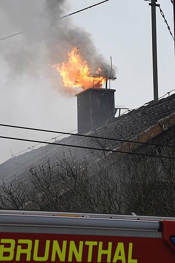 Die Feuerwehr wurde am Donnerstag zu einem heftigen Kaminbrand in Otterloh gerufen.