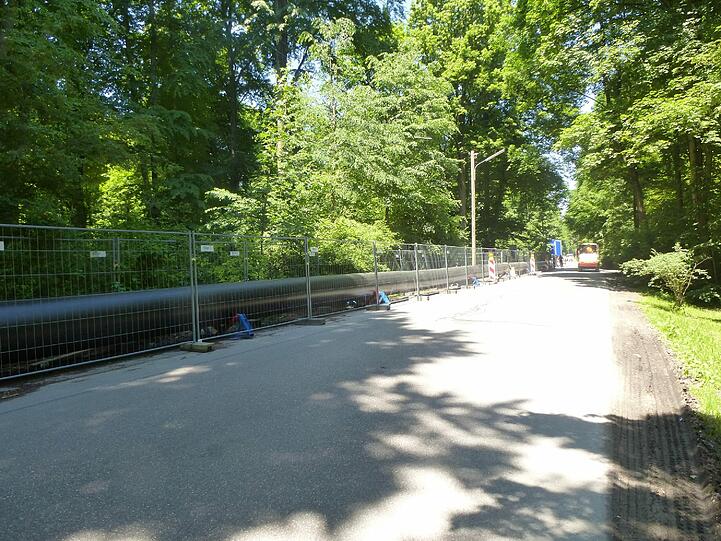 Einmal quer durch den Park liegen die Rohre.