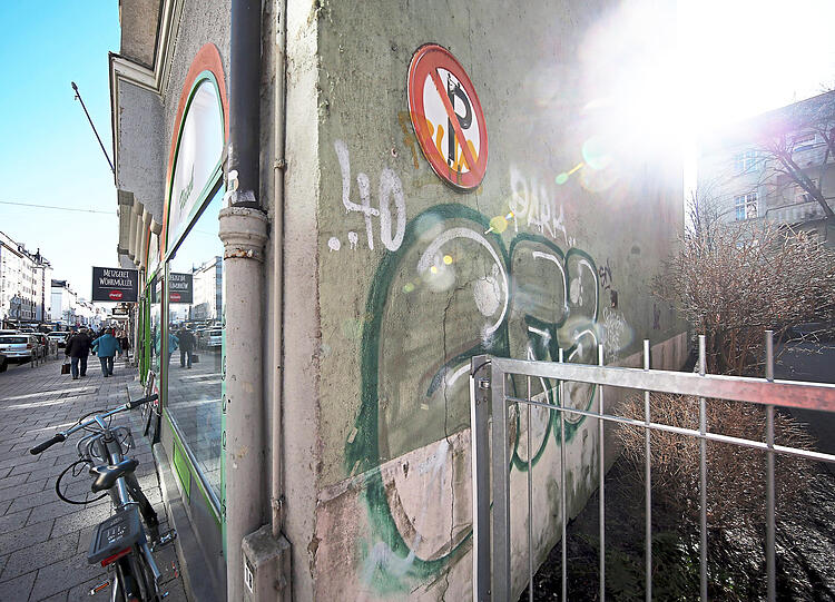 Ja, auch leicht angeranzte Ecken hat die Hohenzollernstraße noch zu bieten - man beachte auch das fast schon antike Schild "Parkverbot". Fotos: Sigi Müller