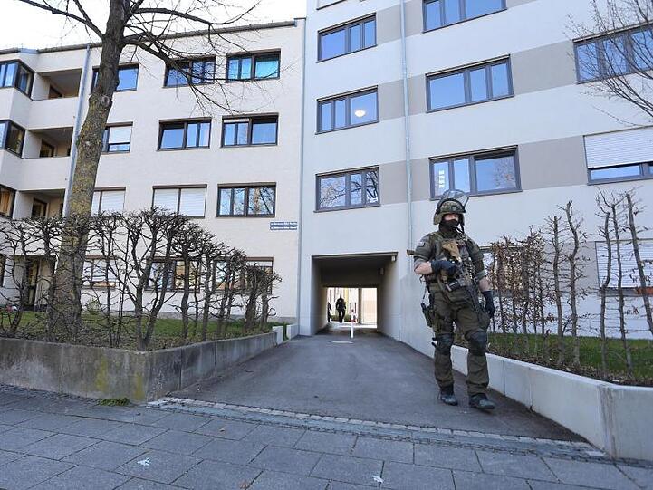 Spezialeinsatzkräfte der Polizei verlassen ein Studentenwohnheim im Universitätsviertel. Foto: Karl-Josef Hildenbrand/dpa