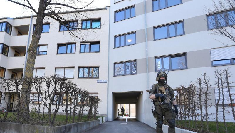 Spezialeinsatzkräfte der Polizei verlassen ein Studentenwohnheim im Universitätsviertel. Foto: Karl-Josef Hildenbrand/dpa Spezialeinsatzkräfte der Polizei verlassen ein Studentenwohnheim im Universitätsviertel. Foto: Karl-Josef Hildenbrand/dpa