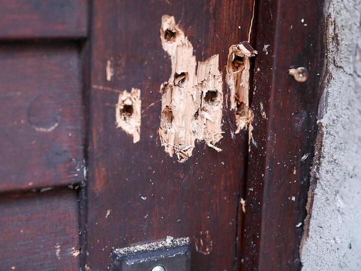 Die Tür der Synagoge in Halle zeugt von den Schüssen des rechtsextremen Attentäters.