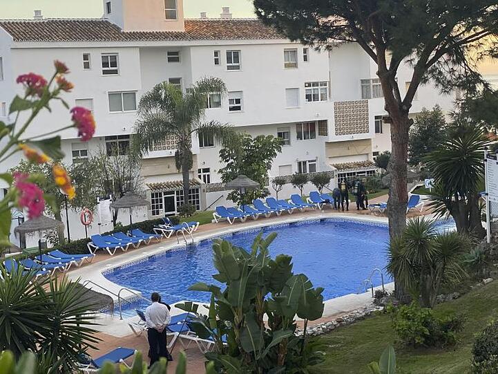 Zivilschutztaucher in der Ferienanlage Club La Costa World in der Nähe von Malaga: Hier waren drei Mitglieder einer Familie ertrunken.