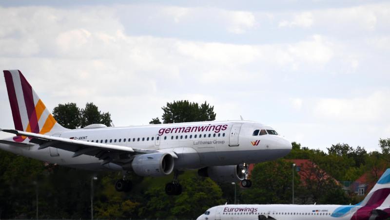 Ein Flugzeug der Airline Germanwings landet auf dem Flughafen Tegel, während im Hintergrund ein Flugzeug der Airline Eurowings auf dem Rollfeld steht. Foto: Monika Skolimowska/zb/dpa/Archivbild Ein Flugzeug der Airline Germanwings landet auf dem Flughafen Tegel, während im Hintergrund ein Flugzeug der Airline Eurowings auf dem Rollfeld steht. Foto: Monika Skolimowska/zb/dpa/Archivbild