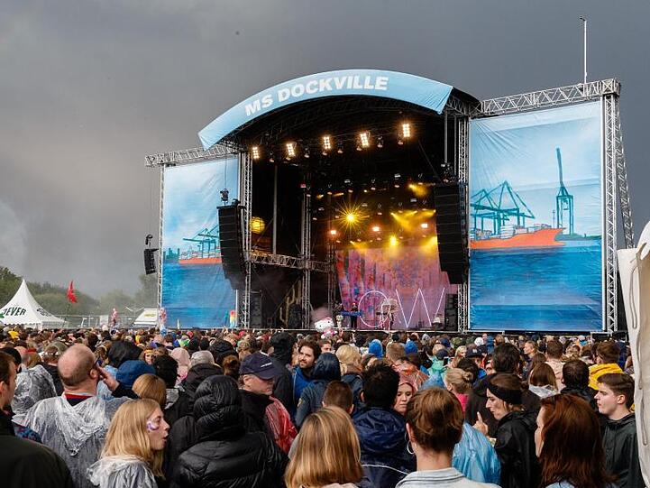 Die Besucher haben sich vor der Hauptbühne des Dockville-Festivals versammelt.