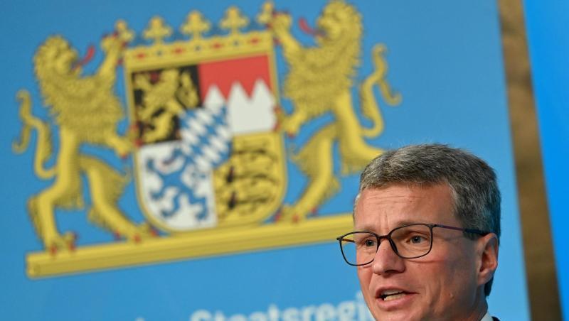 Bayerns Kunstminister Bernd Sibler nimmt an einer Pressekonferenz teil.