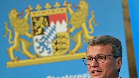 Bayerns Kunstminister Bernd Sibler nimmt an einer Pressekonferenz teil.