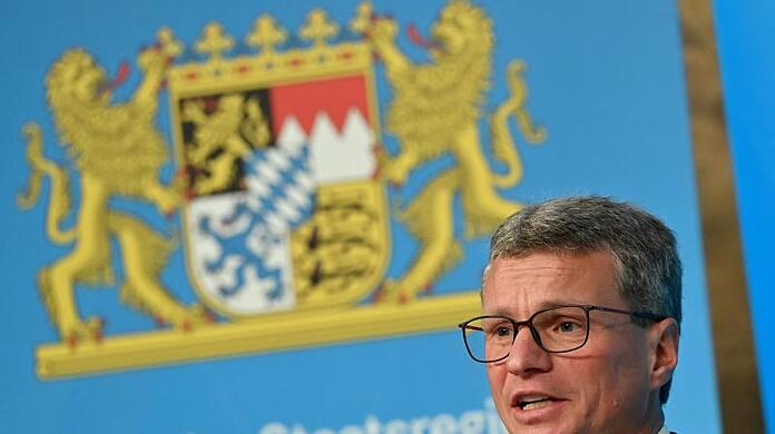 Bayerns Kunstminister Bernd Sibler nimmt an einer Pressekonferenz teil.